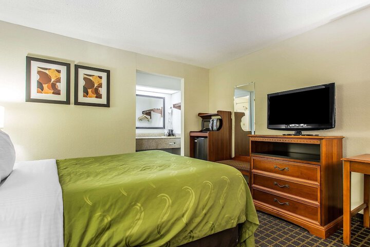 1 Queen Bed (14 of 17)
