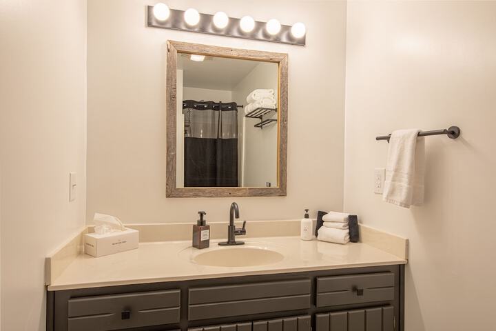 Clear Creek Lodge Handicap Accessible King Room (36 of 41)