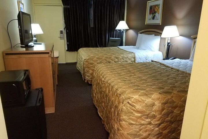 Standard Double Room 2 Double Beds Refrigerator, Microwave (6 of 7)