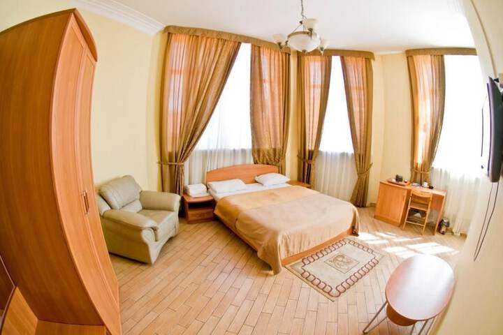 Room 4 of 79