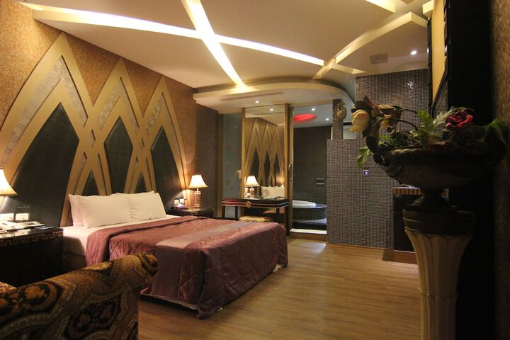 Room 6 of 56