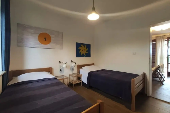 Room 6 of 14