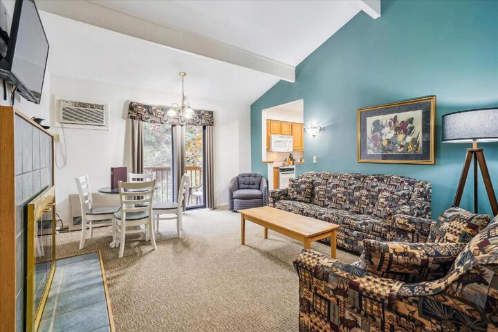Photo of Cedarbrook Queen Suite 109