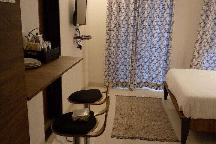 Room 9 of 18
