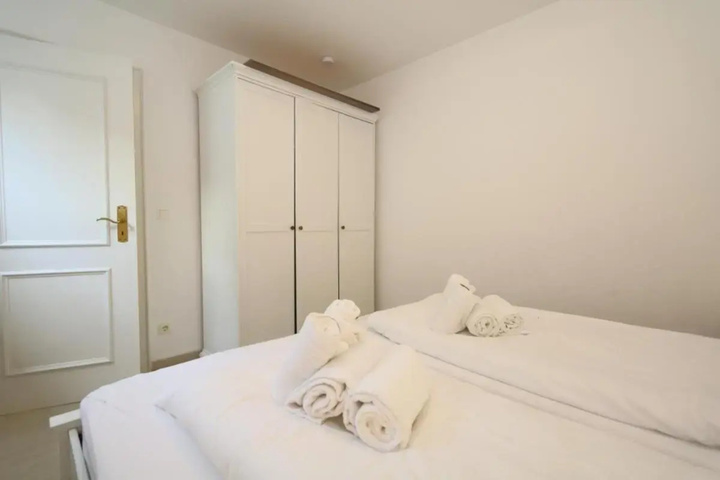 Room 5 of 12