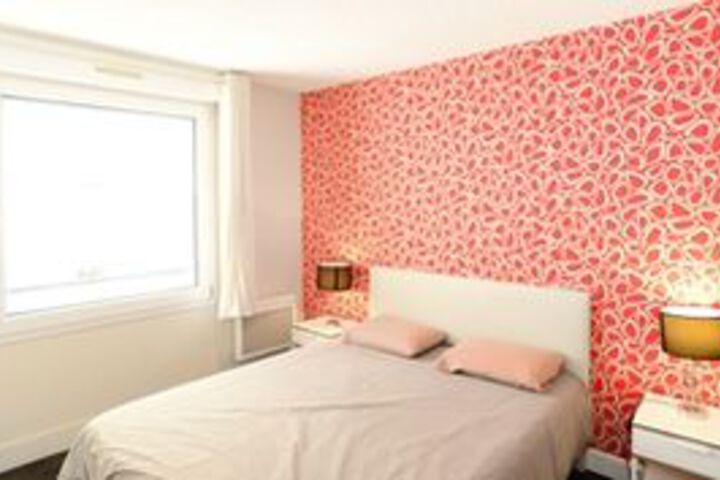 Room 5 of 12