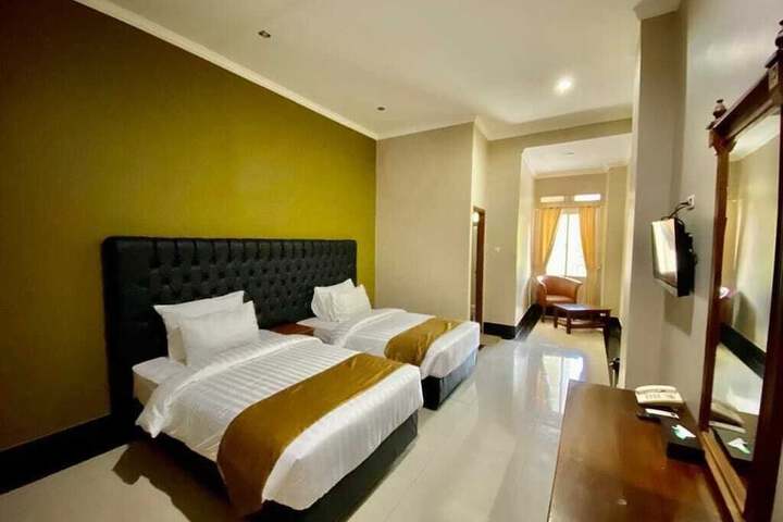 Room 5 of 8