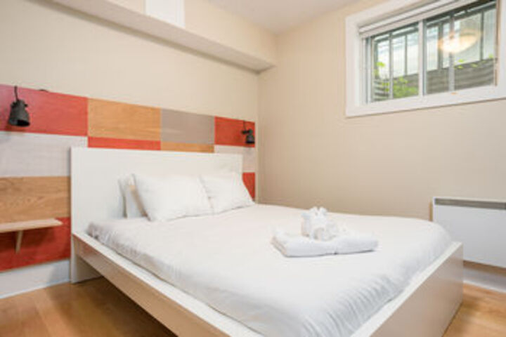 Room 6 of 16