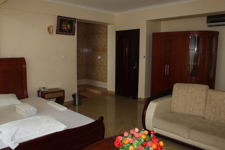 Room 4 of 33