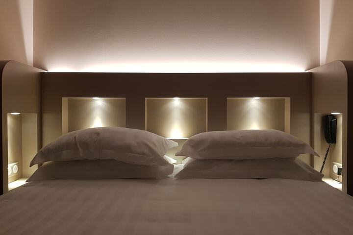 Room 3 of 103