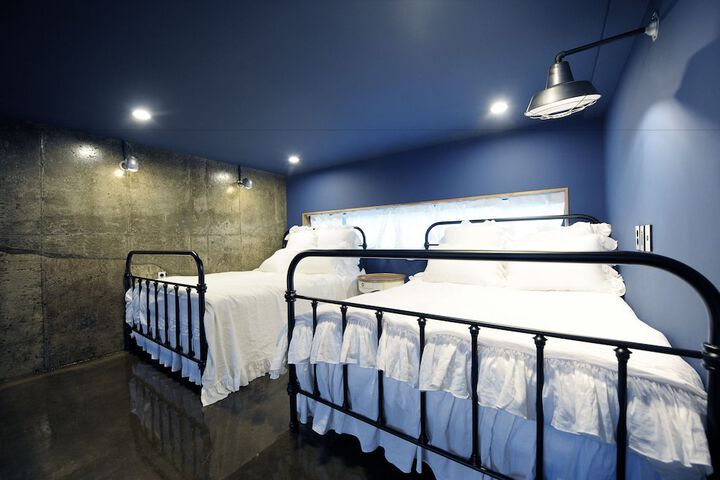 Room 4 of 77