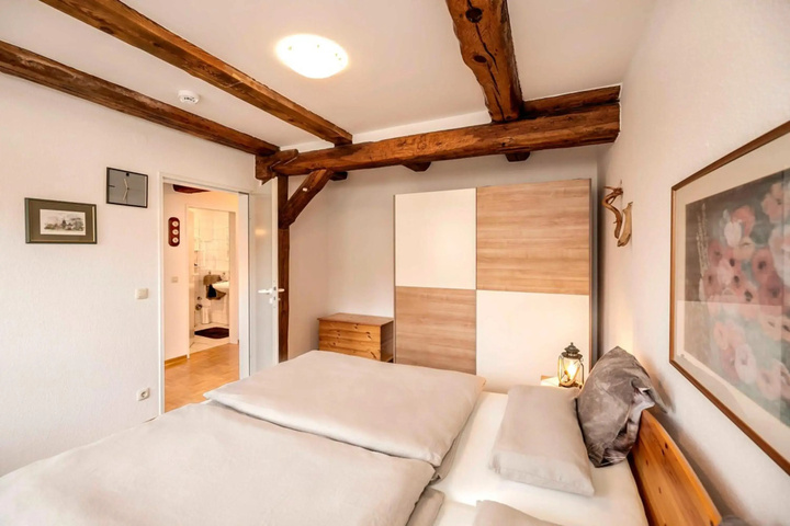 Room 4 of 9