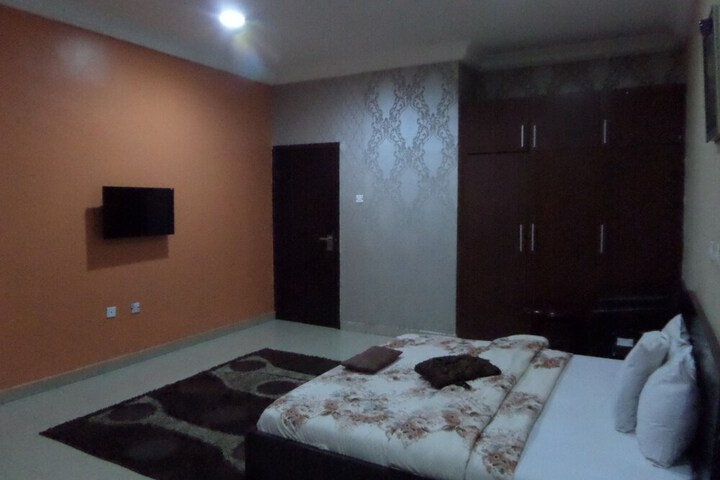 Room 11 of 29