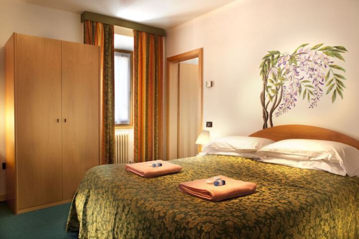 Room 10 of 32