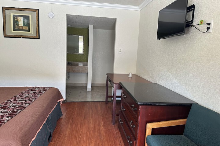 Deluxe King Bed (5 of 6)
