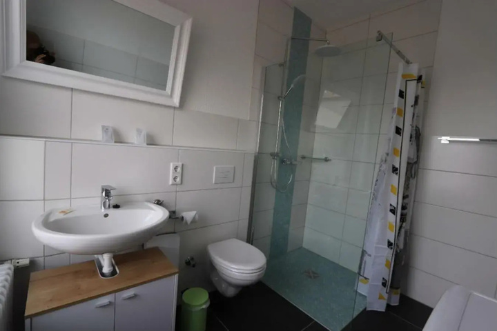 Room 7 of 16