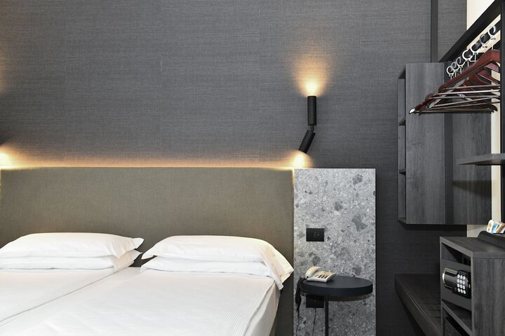 Room 15 of 102