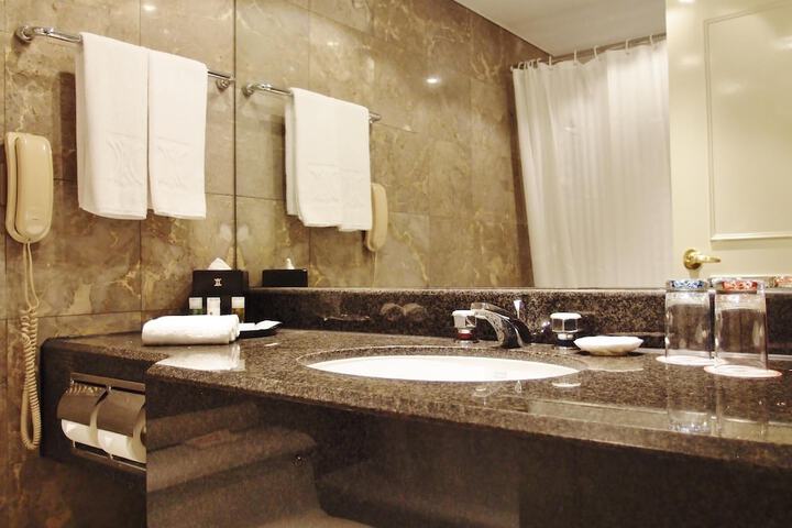 Room 42 of 60