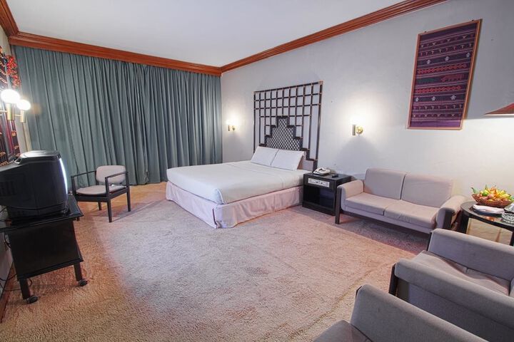 Room 4 of 32