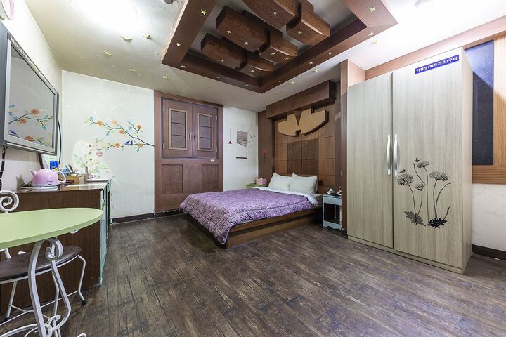 Room 11 of 27