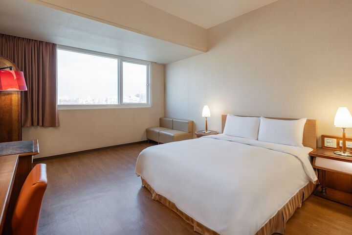 Room 17 of 36