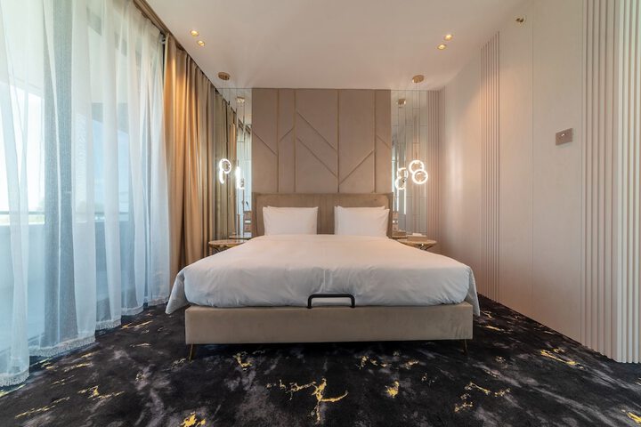 Room 6 of 37