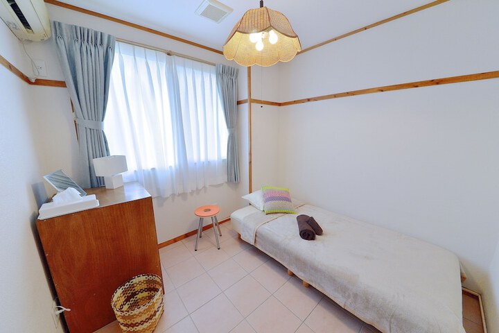 Room 8 of 99