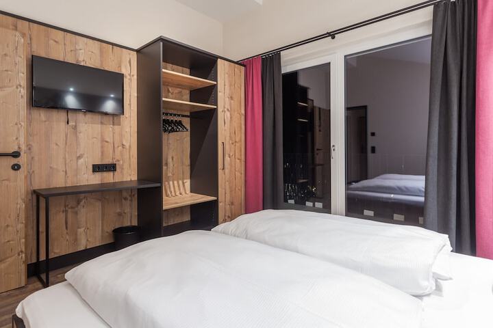 Room 6 of 90