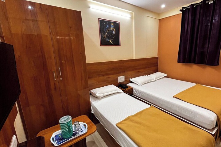 Room 2 of 10