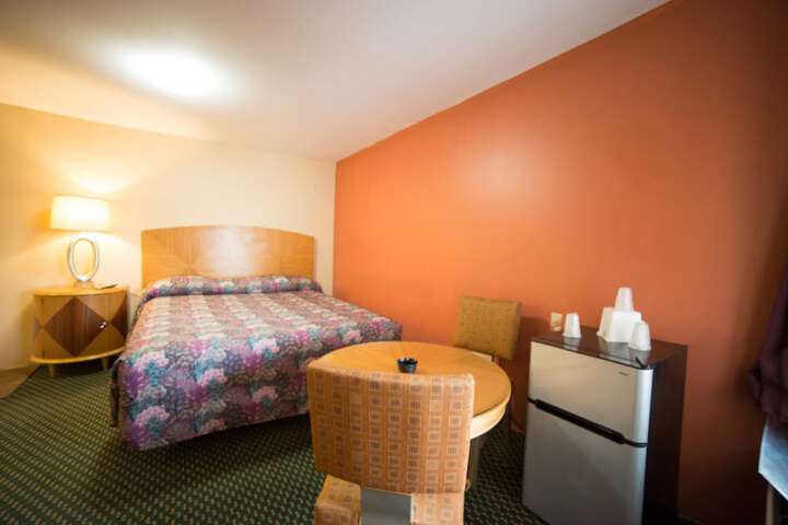 1 King Bed (3 of 6)