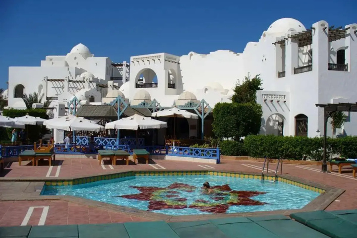Pool 4 of 6
