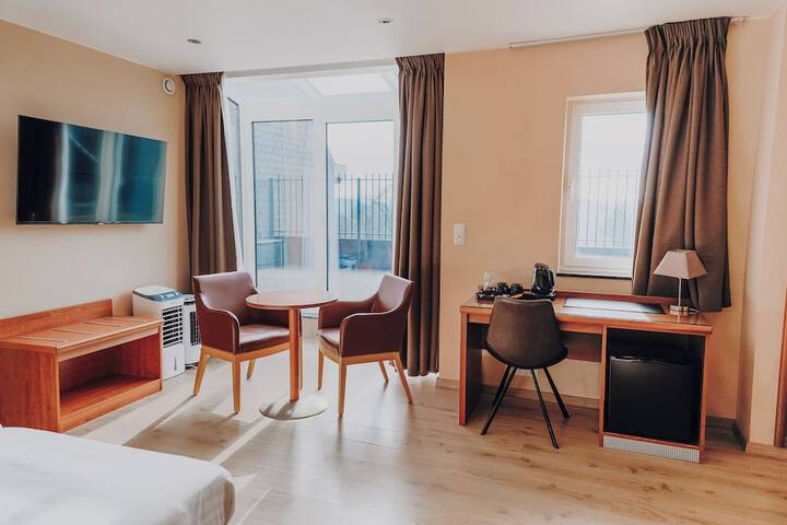 Room 25 of 77