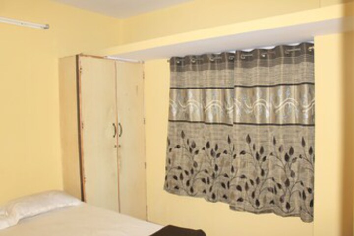 Room 4 of 12