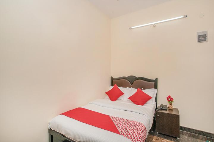 Room 4 of 12