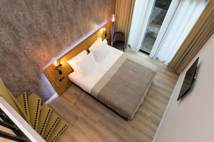 Room 8 of 77