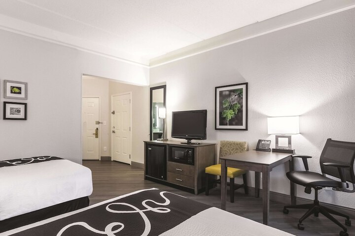 2 Double Beds (3 of 10)