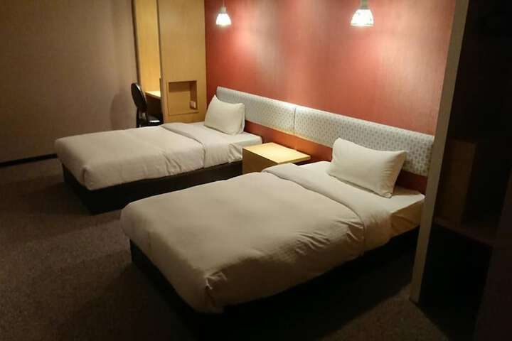 Room 28 of 49