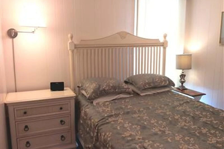 Room 5 of 11