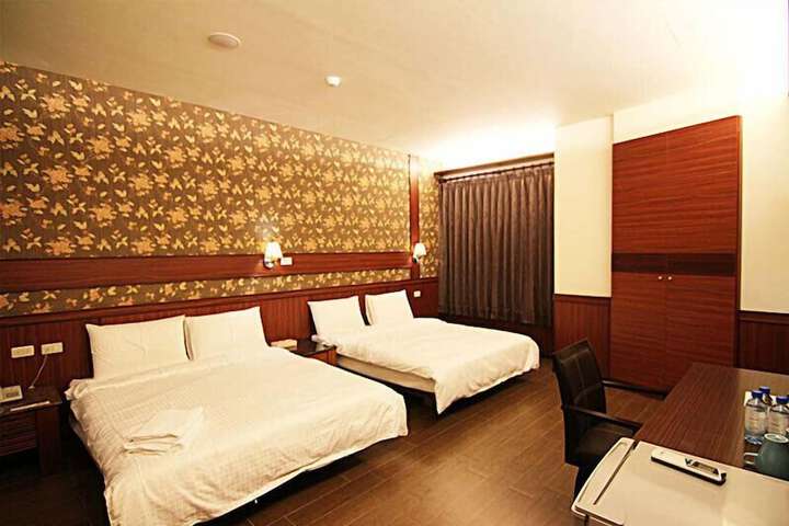 Room 8 of 33