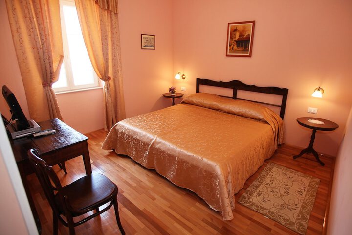 Room 6 of 33