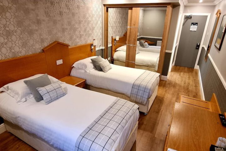 Room 6 of 14