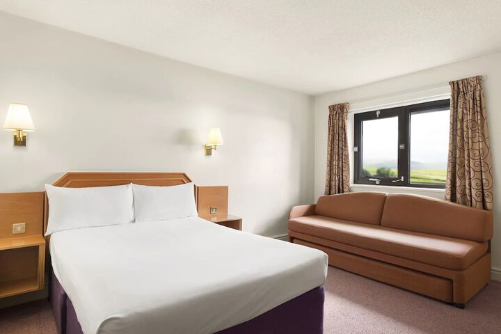Room 4 of 16