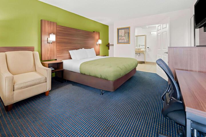1 King Bed (3 of 26)