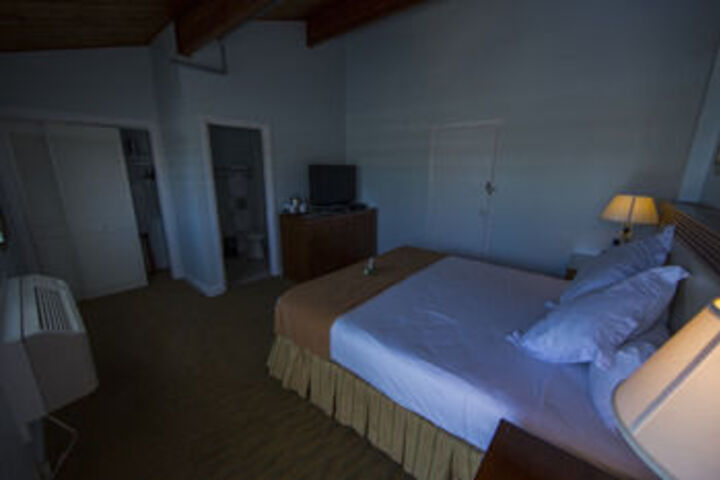 Room 33 of 82