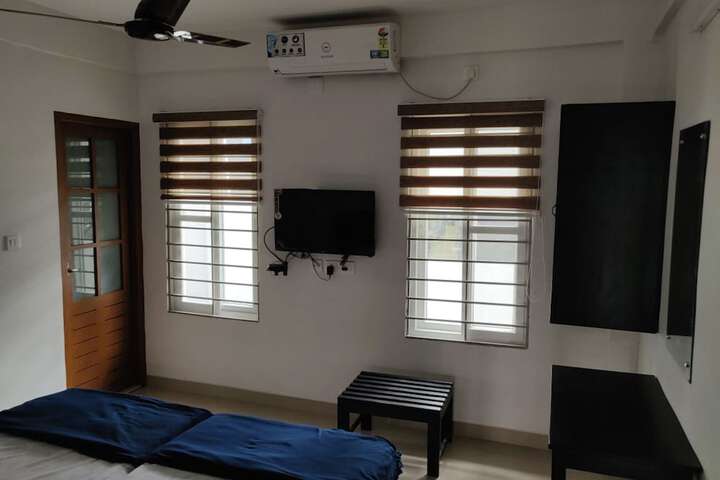 Room 4 of 9