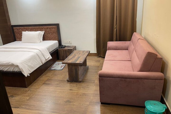 Room 4 of 8