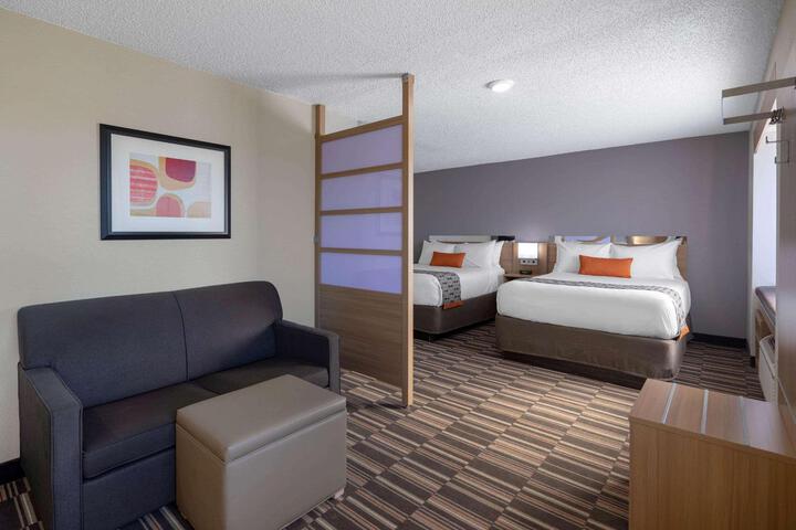 1 Queen Bed (12 of 17)