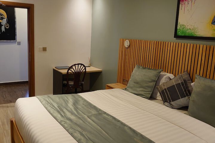 Room 6 of 24