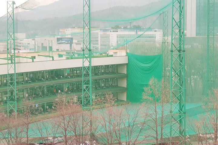 Indoor golf driving range