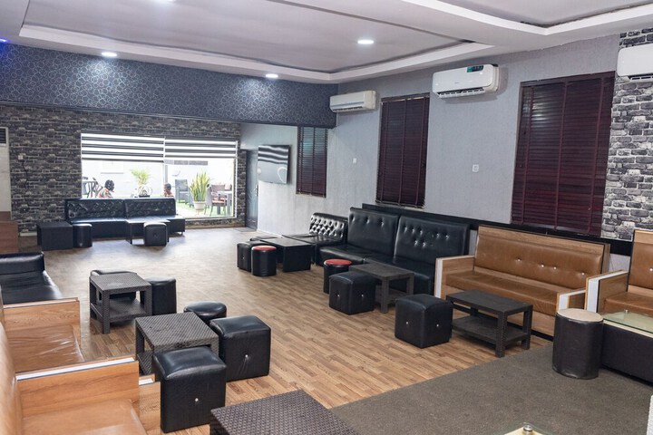 Lounge 28 of 33